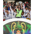Casillas levanta al cielo de Lisboa la Liga de Campeones ganada al Atlético.