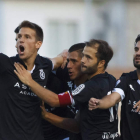 Señé celebra con rabia junto a sus compañeros el primer gol de Aridane. ALFREDO SANTOS