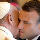 Macron saluda al papa Francisco en El Vaticano