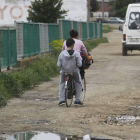 Un escolar y su madre, a la salida del colegio Padre Manjón hace escasos días.
