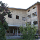 Imagen de la fachada de la escuela, a la que ya le han retirado las placas de amianto.
