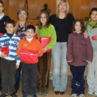 La concejal de Bienestar Social entrega los premios de interculturalidad a los niños ganadores.