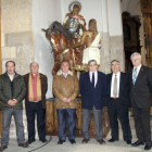 El escultor José Luis de las Cuevas (cuarto por la izquierda) con los miembros de las cofradías y parroquia