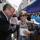 Silván (PP) cerró sus encuentros de calle en Ordoño, en una de las carpas de su candidatura.
