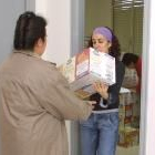 Una mujer, ayer por la mañana en la sede ponferradina de Cruz Roja, retirando su cupo de alimentos
