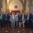 Miembros de ambas cofradías y representantes institucionales posan tras hermanarse en Sevilla el pasado mes de febrero. DL