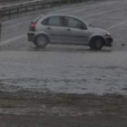 Balsas de agua se acumularon ayer en diversas carreteras ante la intensidad de la lluvia.