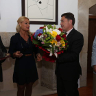 Marcos Martínez entrega un ramo de flores a Lidia, con Emilio Orejas y José Antonio Velasco.