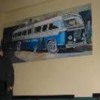 Un viajero observa un mural que adorna la sala de espera de las cocheras de Empresa Ramos