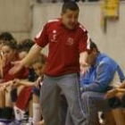 El técnico Diego Soto se desespera en el banquillo