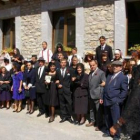 La novia, vestida de negro, por supuesto, y el novio se dirigen a la iglesia para casarse.