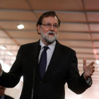 El presidente del Gobierno, Mariano Rajoy, durante las declaraciones que realizó a su llegada a la recepción que se celebra en el Congreso de los Diputados con motivo del Día de la Constitución.