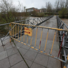 El Ayuntamiento de León cierra la pasarela sobre el río Bernesga como medida de precaución ante la crecida del río