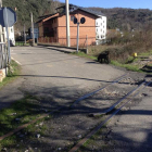 Estado de uno de los pasos a nivel de la línea férrea Ponferrada-Villablino.