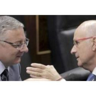 El portavoz parlamentario de CiU, Josep Antoni Durán i Lleida, habla con Blanco.