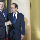 Durao Barroso y Hollande se saludan ayer a las puertas del Elíseo.