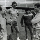 Josep Lluís Núñez y Jordi Pujol hablan con Quini en presencia de César Menotti, Diego Maradona y Àngel Pichi Alonso.