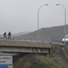 Dos antidisturbios se dirigen a una furgoneta policial sin distintivos en las inmediaciones del peaje de La Magdalena.