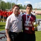 Domingo Cueto entregó al máximo goleador Cristian el trofeo Pichichi
