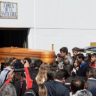 El entierro del joven piloto Marcos Garrido congregó a cientos de aficionados en Rota, Cádiz.