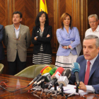 Emilio Gutiérrez se presentó escoltado por su equipo de gobierno, salvo Carrasco, para hacer balance de sus cien primeros días.