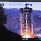 Un hombre observa imágenes televisivas de archivo del lanzamiento de un misil norcoreano, este jueves, en Seúl.