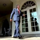 Bush sale del despacho oval y se dirige a los jardines de la Casa Blanca