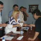 Isabel Carrasco entrega el carné del PP a una de los 50 nuevos militantes del partido en Cacabelos
