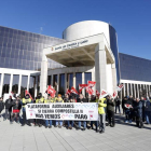 Concentración de los trabajadores de las Auxiliares de la Central Térmica de Compostilla frente a la Delegación Territorial de la Junta en León