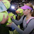 Sharapova firma unas pelotas de aficionados en el torneo