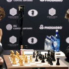 El ruso Karjakin, a la izquierda, y el noruego Carlsen, durante la segunda partida del Mundial, en Nueva York.
