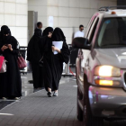 Mujeres saudís esperan a sus conductores frente a un hotel de la capital, Riad, el 28 de septiembre.