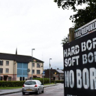 Un coche pasa ante un cartel contra el establecimiento de puestos fronterizos en Londonderry (Irlanda del Norte), el 16 de agosto.