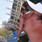 Jason Dufner besa el trofeo del Campeonato de la PGA.