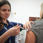 Una mujer recibe el pinchazo de vacunación. DFA