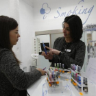 Una mujer prueba el cigarrillo electrónico en una de las tiendas de León.