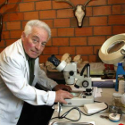Solís Fernández, trabajando en su laboratorio antes de que vendiera su colección al Museo Natura Ibérica.