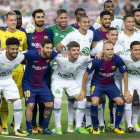 Los jugadores del Barça y Chapecoense posan juntos. GARCÍA