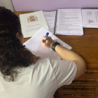Una opositora prepara los exámenes en León durante el confinamiento por el coronavirus. DL