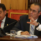 El concejal de Hacienda, Agustín Rajoy, a la derecha, defendió ayer el plan de ajuste durante el debate del pleno .