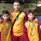 Los karatecas leoneses posan con su entrenador con la medalla de bronce obtenida. DL