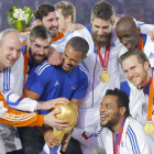 Los jugadores de Francia sacan brillo al oro que ganaron tras derrotar a la anfitriona Catar en la final del Mundial.