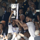 Los capitanes del Real Madrid, Karim Benzemá y Marcelo Vieira, levantan el trofeo. CHEMA MOYA