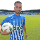 Menudo se enfundó por primera vez la camiseta blanquiazul y posó para los medios en el céspe de El Toralín. L. DE LA MATA