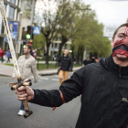 Activistas prorrusos se enfrentan a proucranianos que se manifiestan en Donetsk.