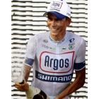 El ciclista francés Warren Barguil (Argos) en el podio tras imponerse vencedor de la decimotercera etapa de la Vuelta, disputada entre Valls y Castelldefels, de 169 kilómetros.