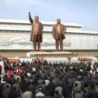 Los norcoreanos rinden tributo en las estatuas de los dos anteriores líderes del régimen.