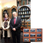 El director del Museo de la Farmacia Hispana y la conservadora frente a la farmacia barroca de Astorga. RAQUEL P. VIECO