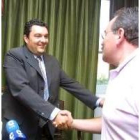 José Luis Ramón saluda a Saavedra, en una imagen de archivo