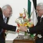 Miguel Ángel Moratinos saluda a Abú Mazen durante su reunión de ayer en Gaza